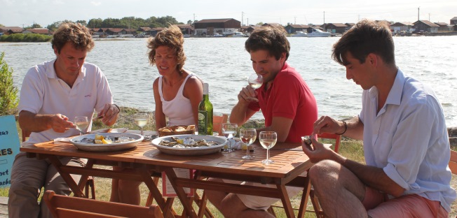 oyster tasting on the Arcachon bay